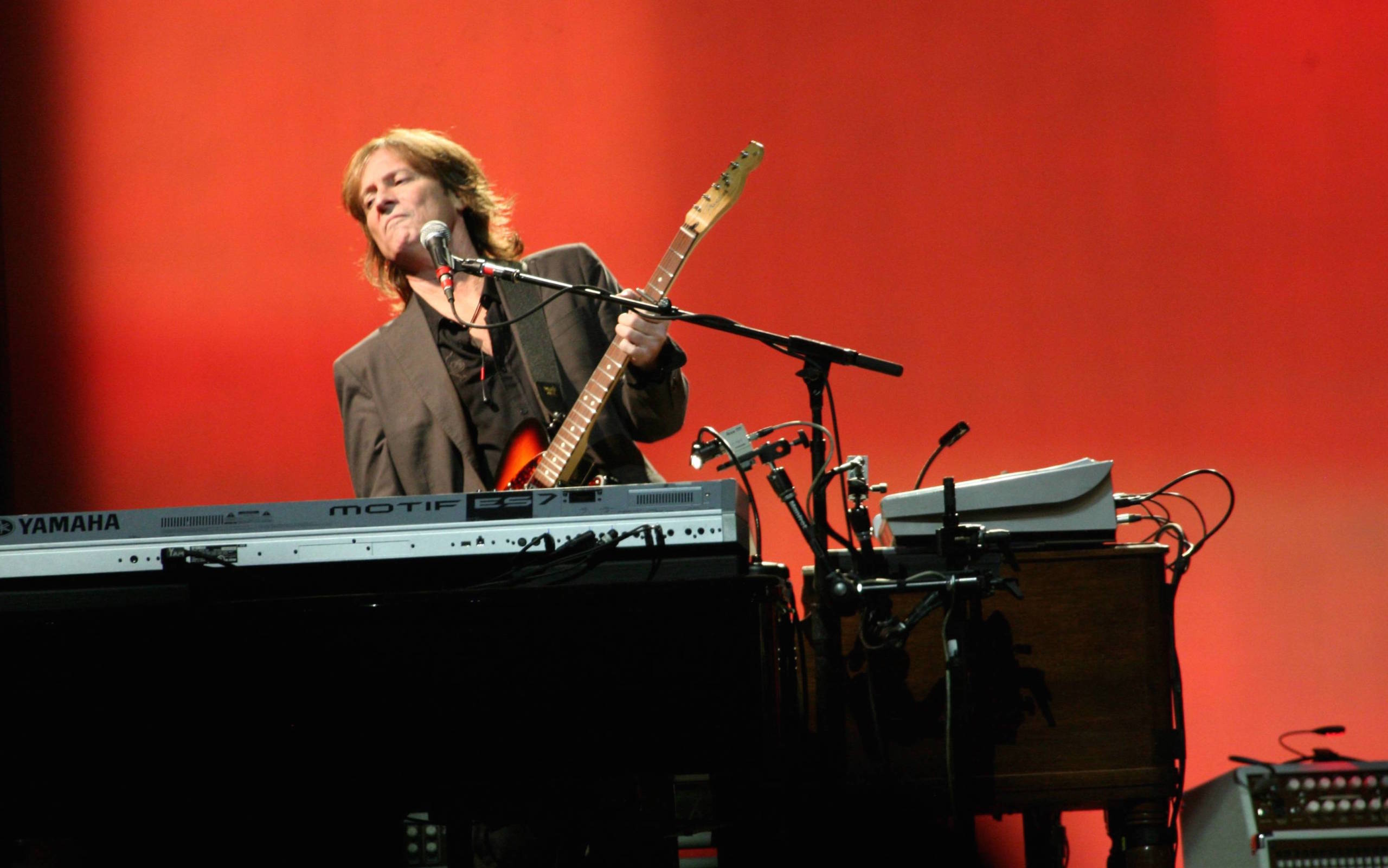 LONDON - OCTOBER 30: Brett Tuggle of Fleetwood Mac perform on stage at Wembley Arena on October 30th 2009 in London. (Phot...