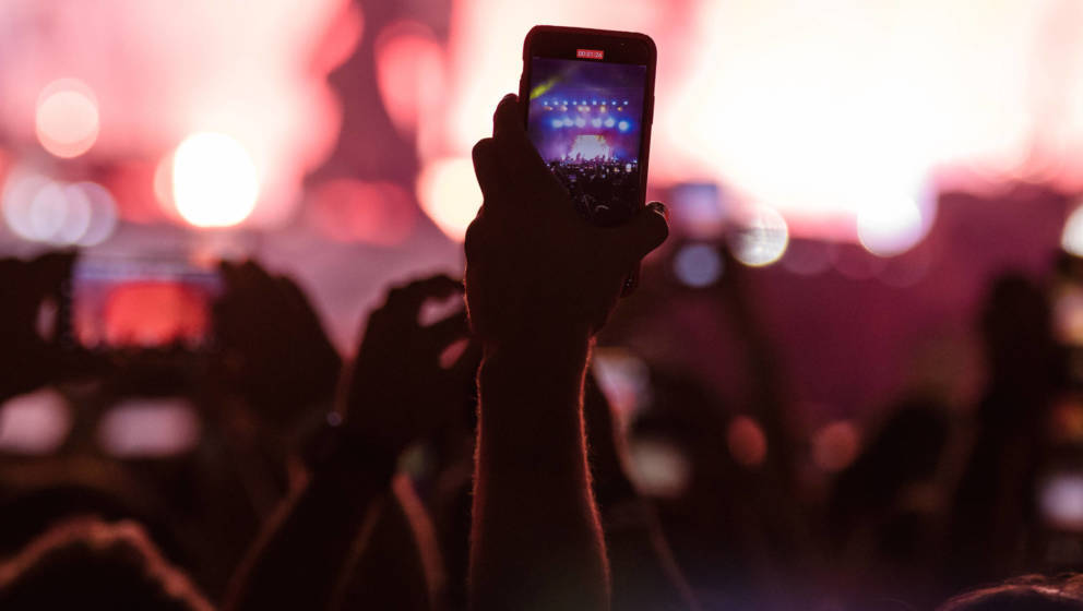 Smartphone bei einem Konzert
