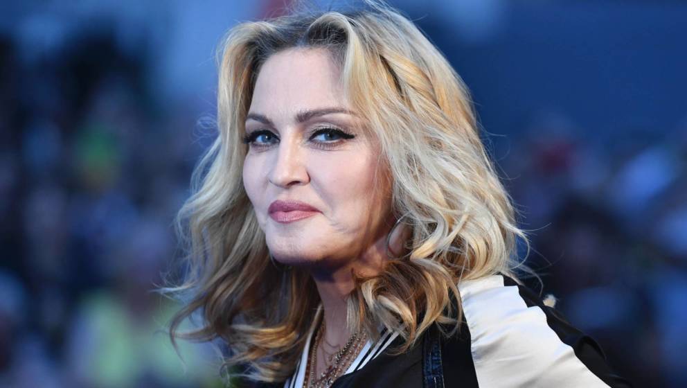 London, England: Madonna auf ihrem Weg zur Filmübertragung von „The Beatles Eight Days A Week: The Touring Years“ 2016