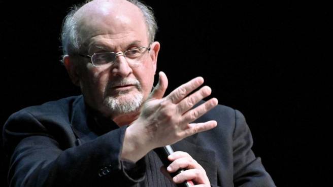 Salman Rushdie bei Lesung in New York in Hals gestochen!