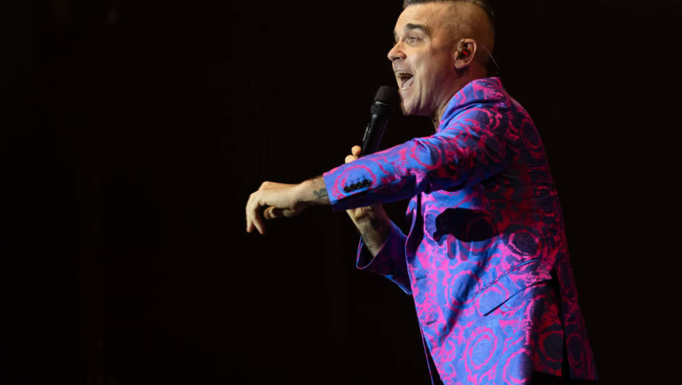 MANCHESTER, ENGLAND - NOVEMBER 17: Robbie Williams performs at Hits Radio Live 2019 at Manchester Arena on November 17, 2019 