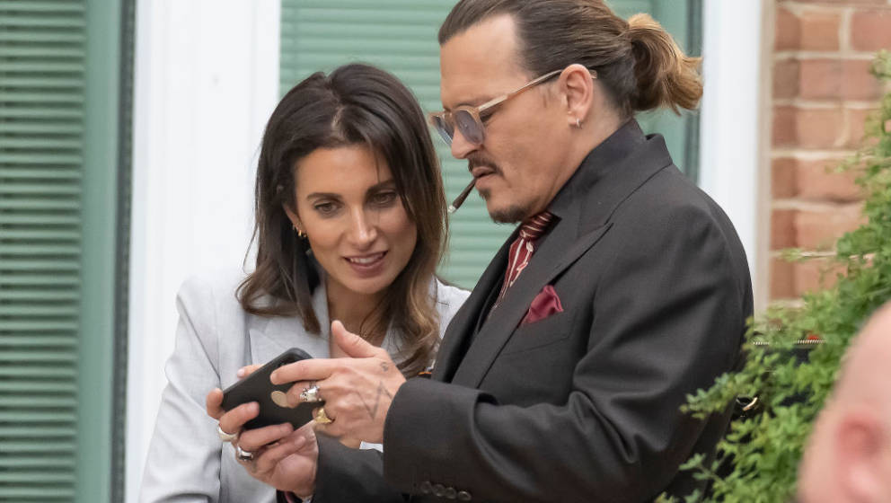 FAIRFAX, VA - MAY 3: (NY & NJ NEWSPAPERS OUT) Johnny Depp look at his smartphone with his UK legal Counsel Joelle Rich du