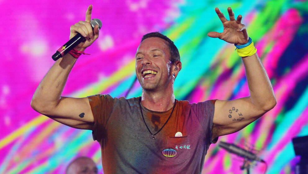 London, England: Chris Martin von Coldplay live, 2022.