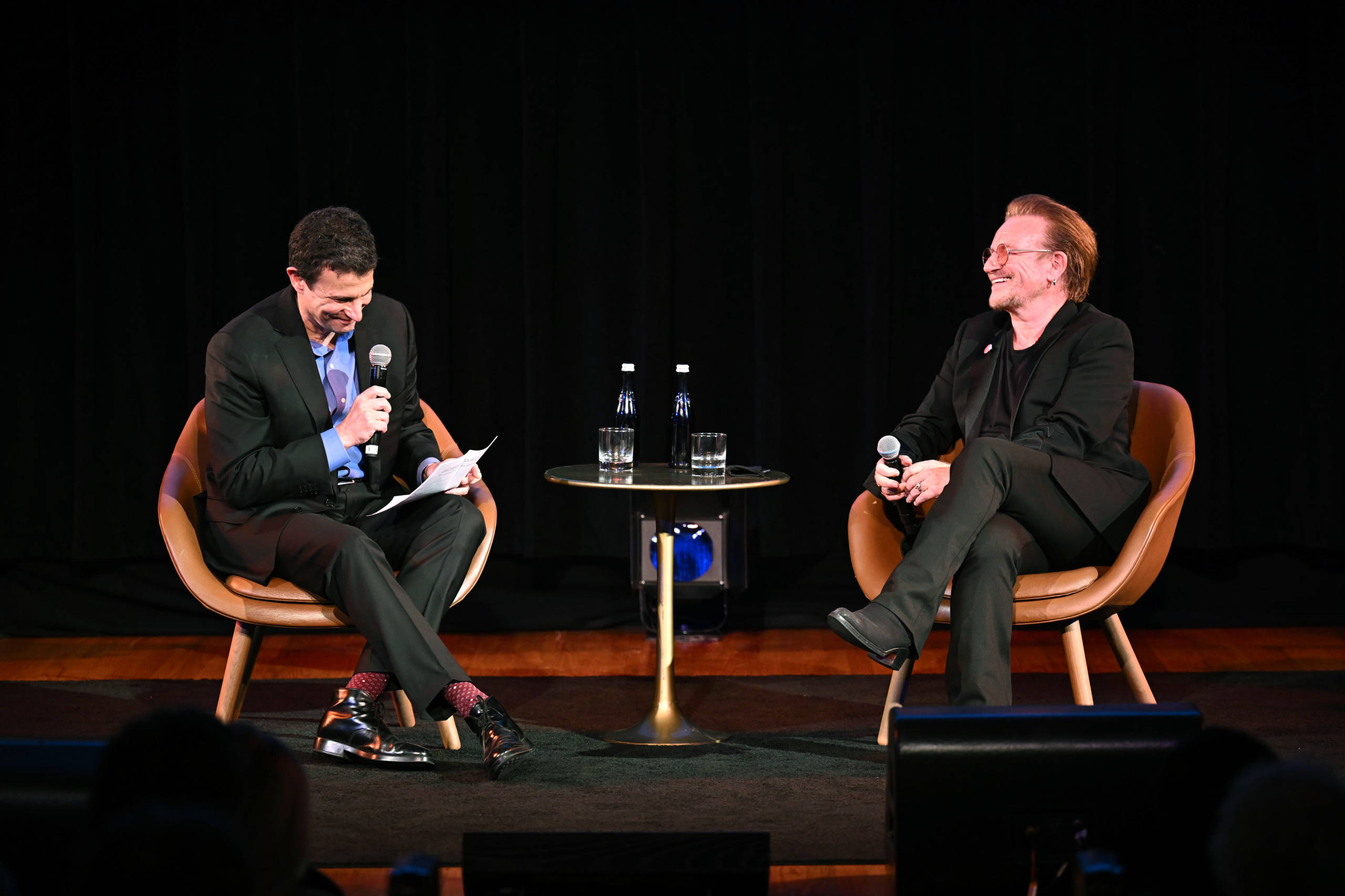 Bono (rechts) im Interview mit dem Journalisten David Remnick auf dem New Yorker Festival 2022