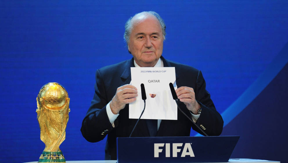 Der damalige Fifa-Präsident Sepp Blatter verkündet, dass die WM 2022 nach Katar geht
