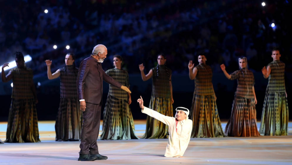Morgan Freeman zusammen mit WM-Botschafter Ghanim Al Muftah bei der Eröffnungszeremonie der WM 2022 in Katar