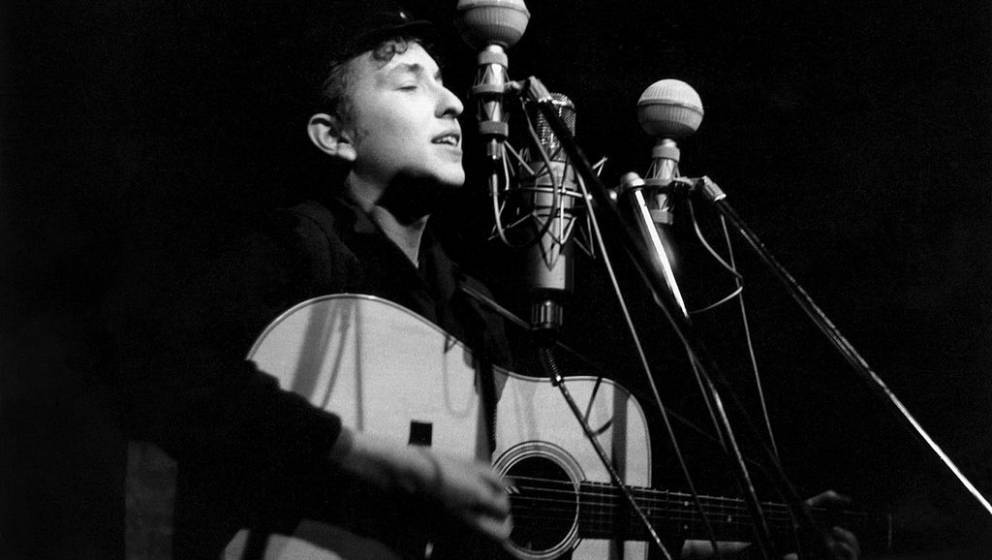 NEW YORK - 1961:  Bob Dylan performs at The Bitter End folk club in Greenwich Village in 1961 in New York City, New York. (Ph