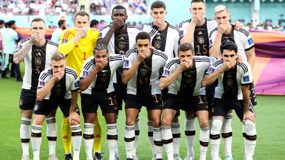 Die deutsche Nationalmannschaft zeigt vor dem Spiel gegen Japan bei der WM in Katar, was sie von der FIFA-Androhung hält