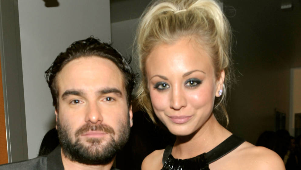 LOS ANGELES, CA - JANUARY 06:  Actor Johnny Galecki (L) and actress Kaley Cuoco pose backstage during the People's Choice Awa