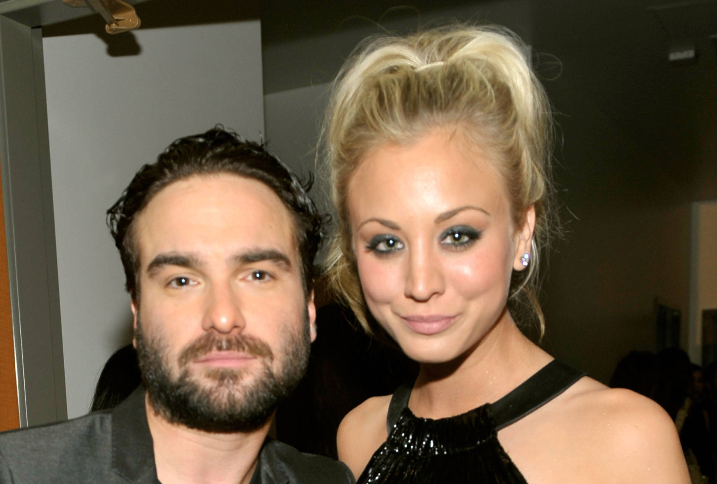 LOS ANGELES, CA - JANUARY 06:  Actor Johnny Galecki (L) and actress Kaley Cuoco pose backstage during the People's Choice ...