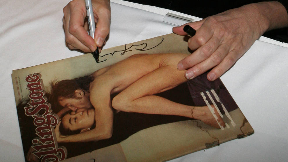 Fotografin Annie Leibovitz signiert eine Ausgabe des ROLLING STONE mit ihrem Bild von  John Lennon und Yoko Ono