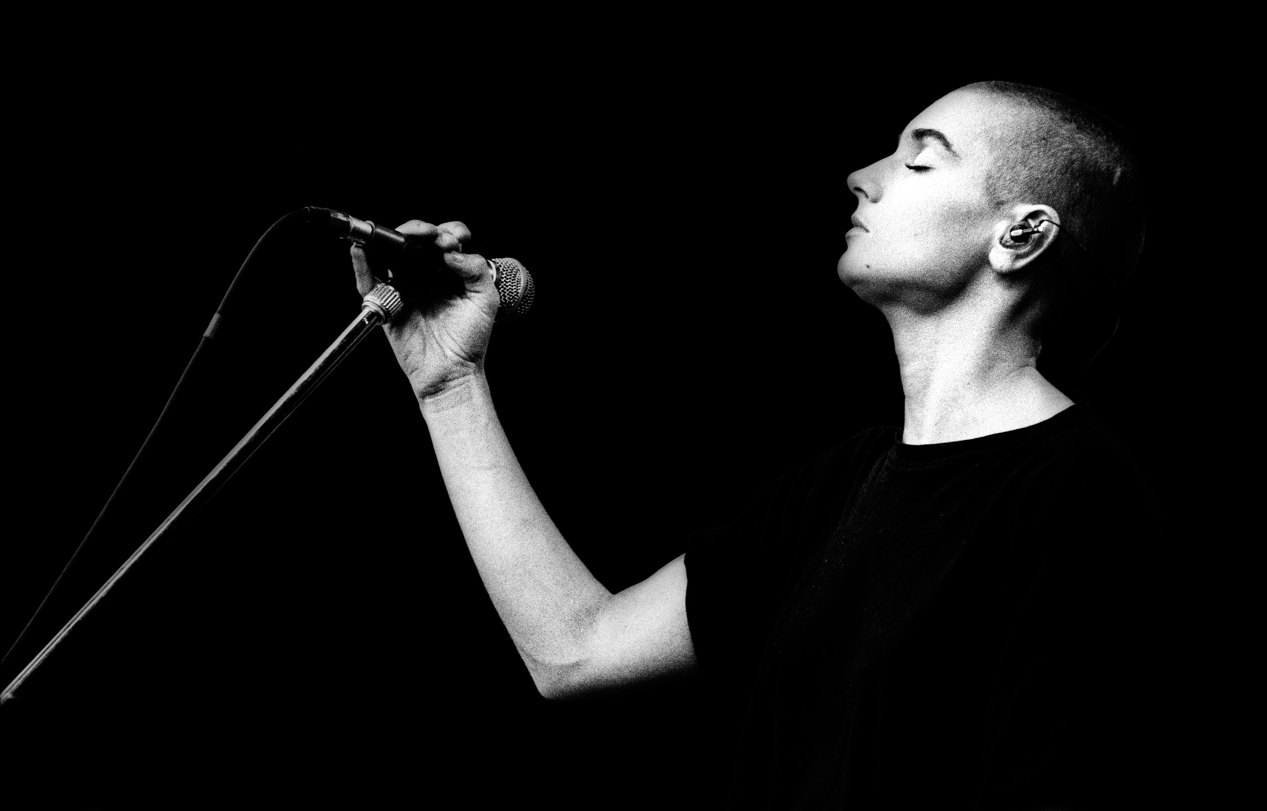 Irish singer Sinead O'Connor performs on Rock Torhout, Torhout, Belgium, 7 July 1990. (Photo by Paul Bergen/Redferns)