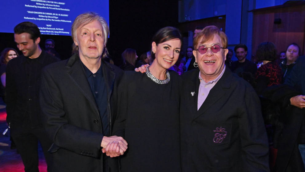 Mary McCartney mit ihren Vater Paul und Elton John bei der Premiere von „If These Walls Could Sing“ in London, Dezember 2
