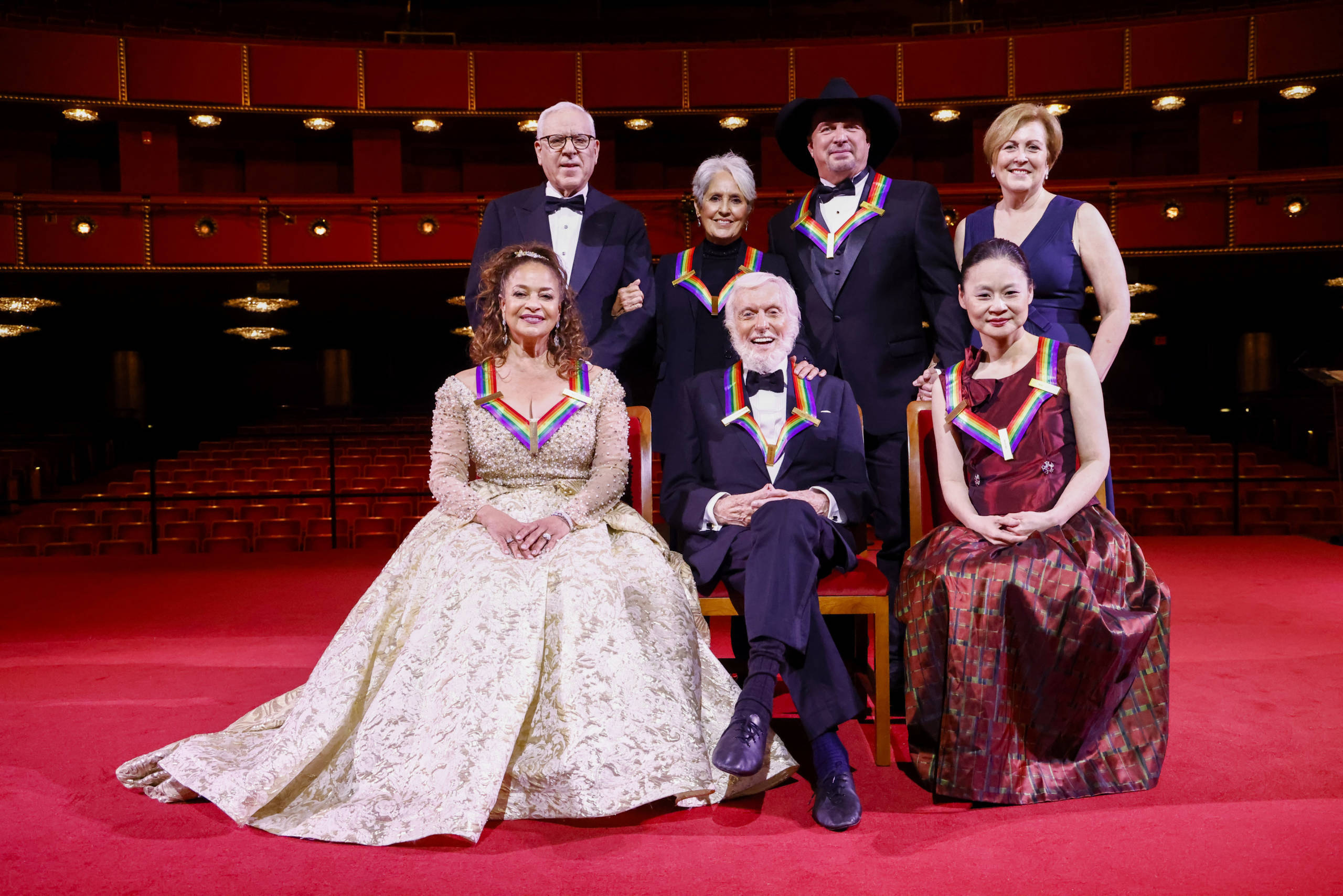 Debbie Allen, David Rubenstein, Joan Baez, Dick Van Dyke, Garth Brooks, Midori Gotō und Deborah Rutter posieren während ...