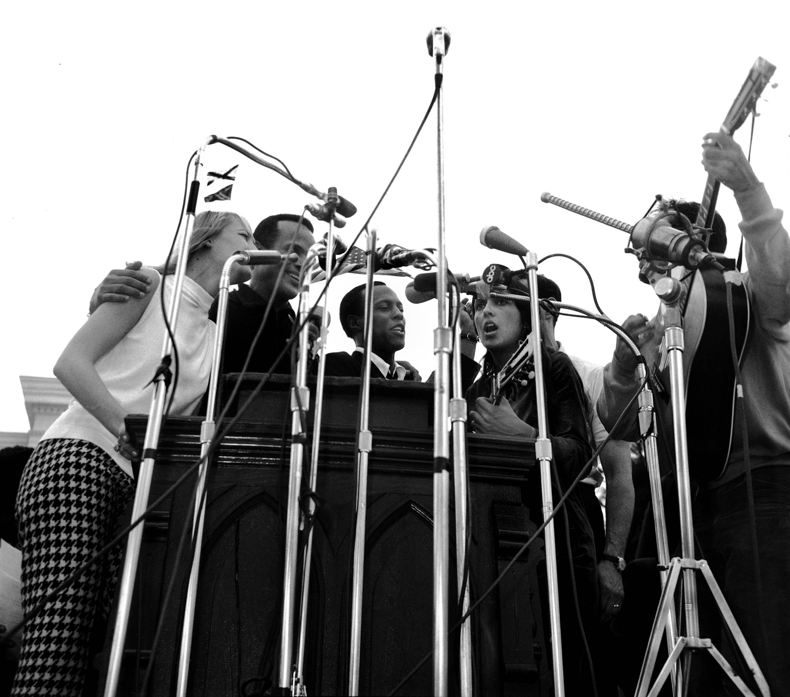 Singen vor 25.000 Bürgerrechtlern nach der Rede von Dr. Martin Luther King, Jr. - Mary Travers, links; Harry Belafonte, 2...