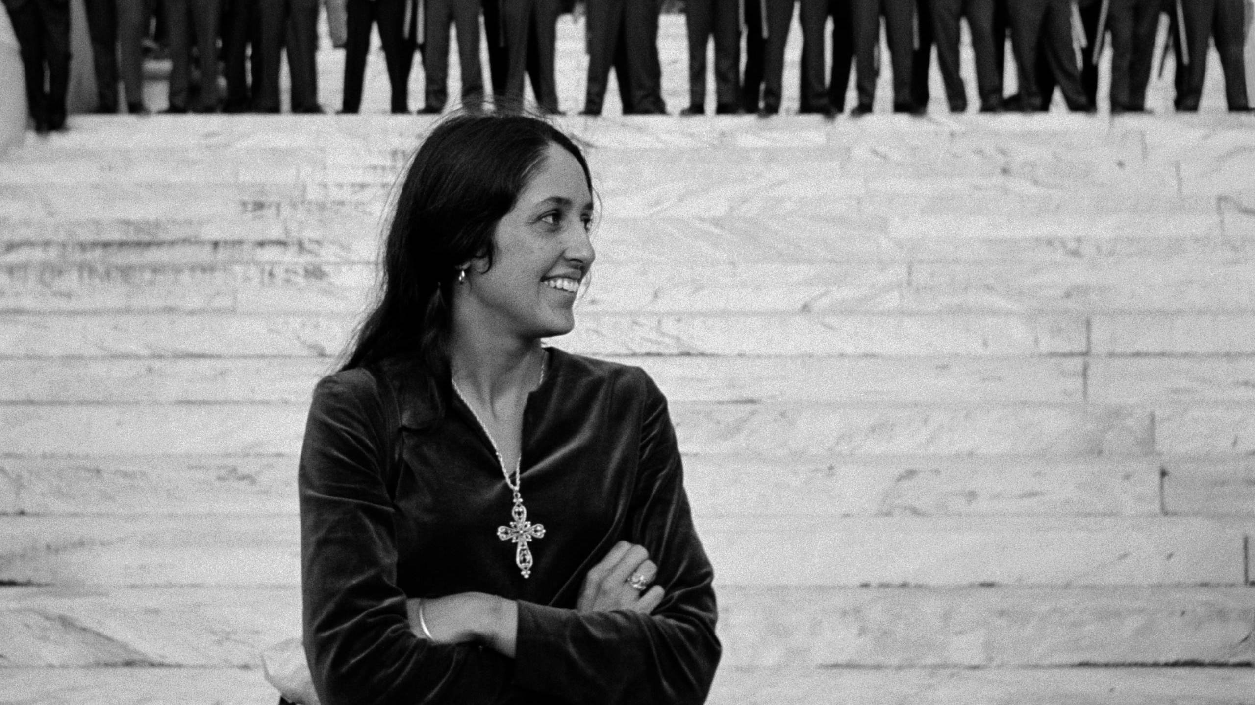 Aktivistin Joan Baez steht vor der Staatspolizei auf den Stufen des State House am Ende des Selma To Montgomery Civil Righ...