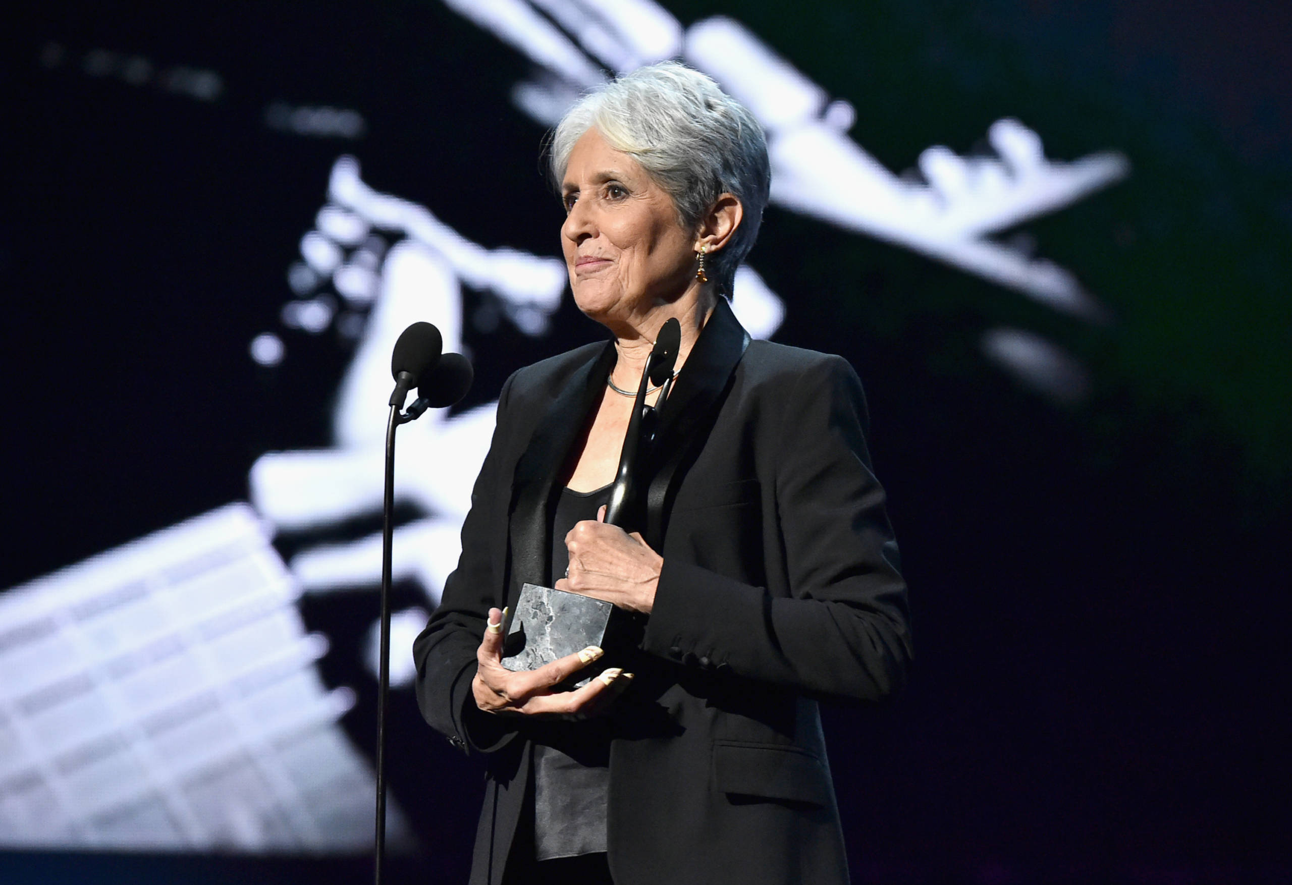 Joan Baez spricht auf der Bühne bei der 32nd Annual Rock n Roll Hall Of Fame Induction Ceremony im Barclays Center am 7. ...