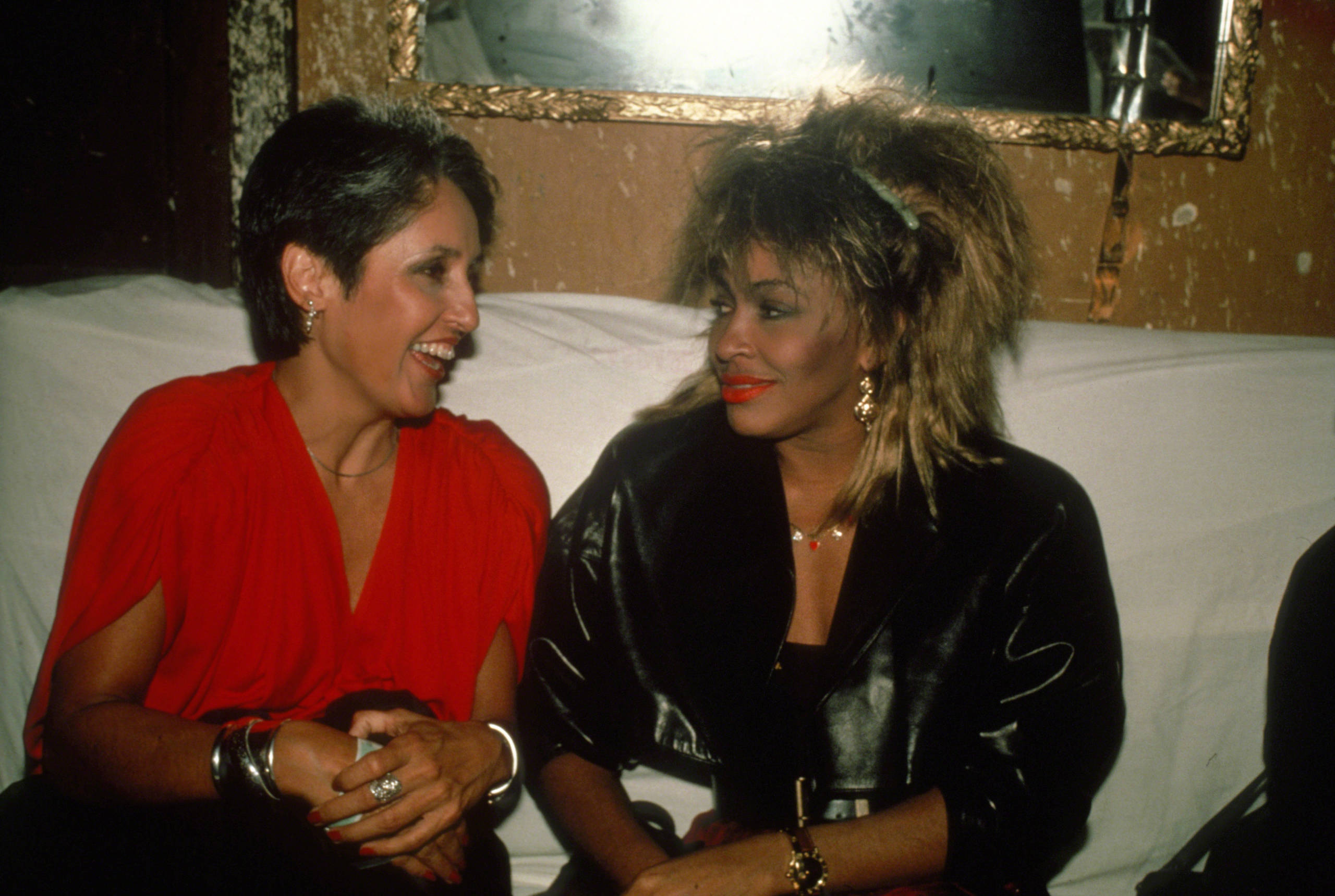 Joan Baez und Tina Turner um 1985 in New York City.