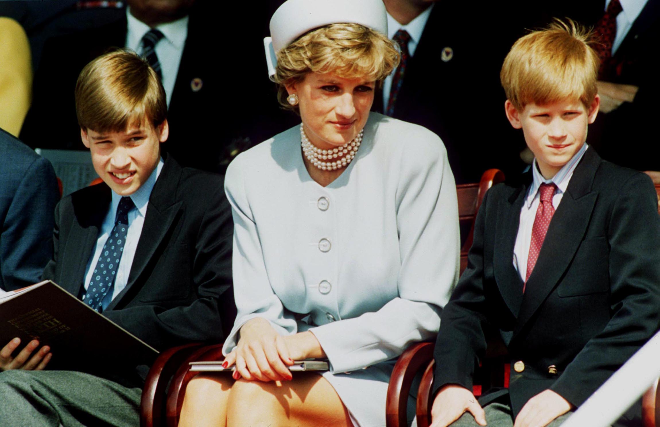 Prinzessin Diana, 1995 mit William links und Harry rechts