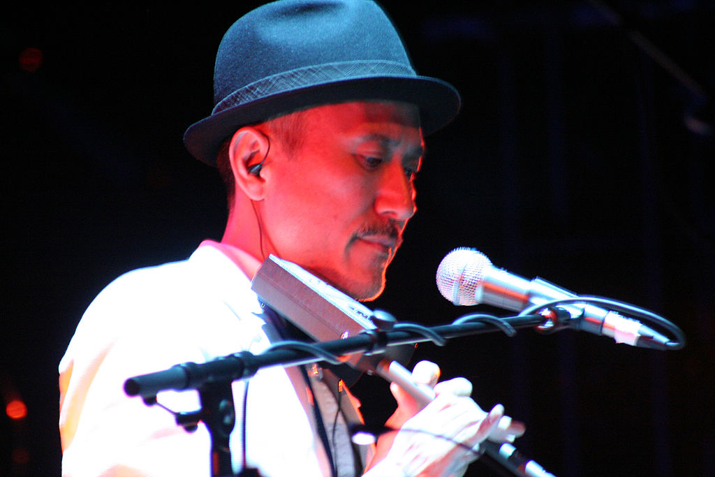 Yukihiro Takanashi während eines Auftritts des Yellow Music Orchestra beim „Meltdown" Festival in London, 2008.
