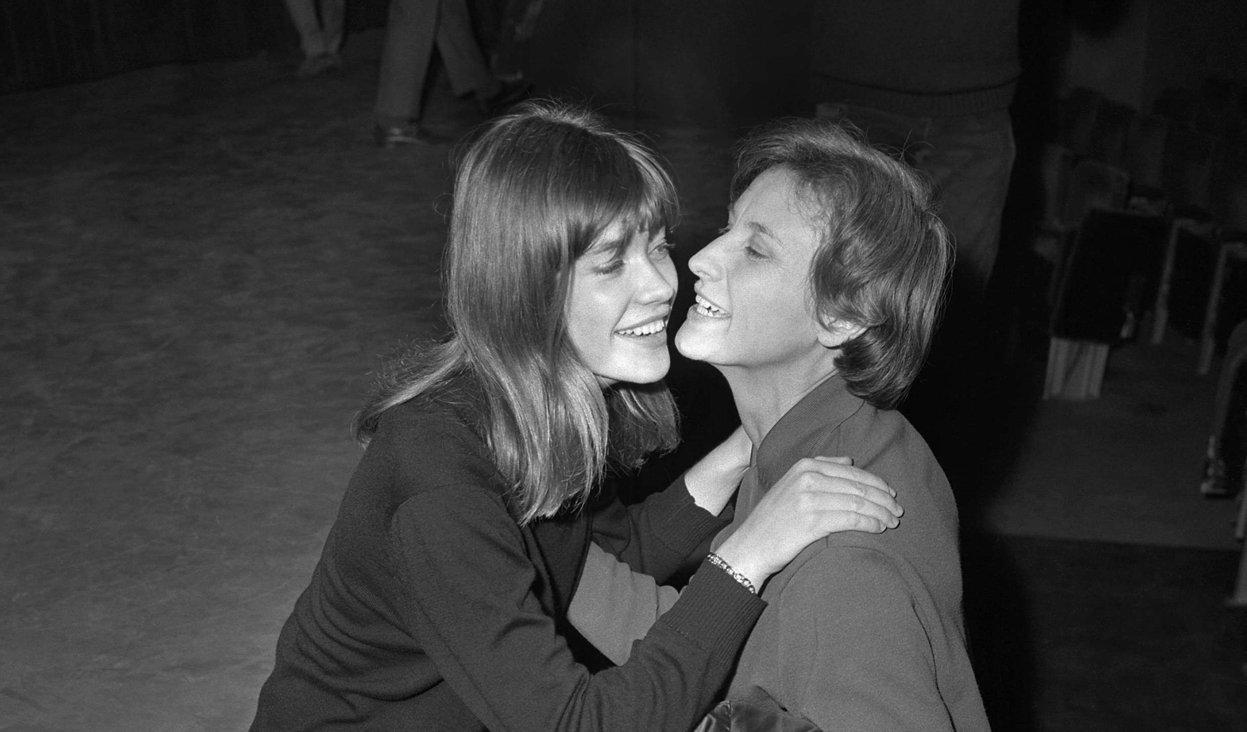 French singer Francoise Hardy (L) is kissed on November 4, 1963 by her mother as she rehearses at Olympia music-hall in Pa...
