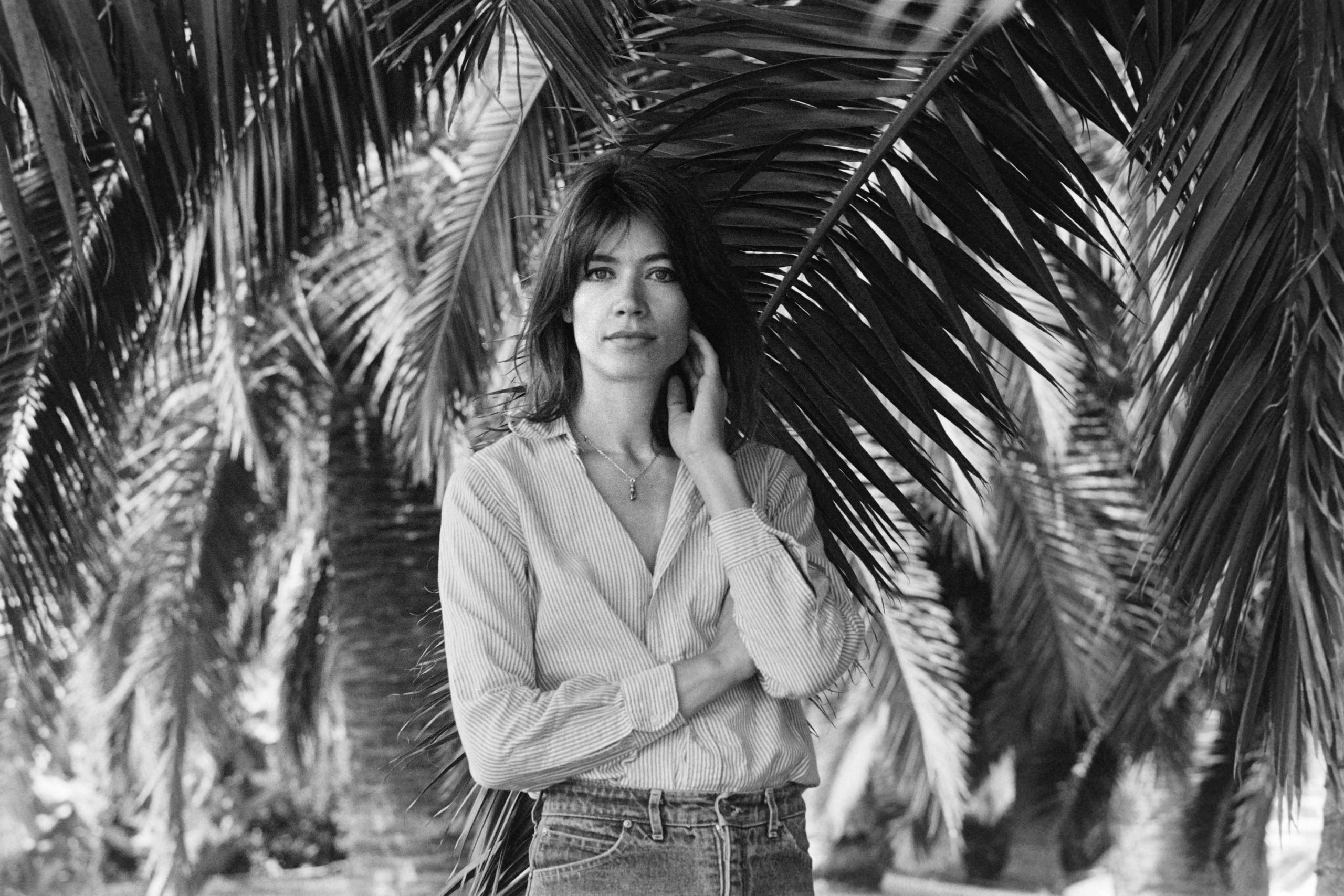 French singer Francoise Hardy poses at her home in Calvi on August 12, 1977. (Photo by - / AFP) (Photo by -/AFP via Getty ...