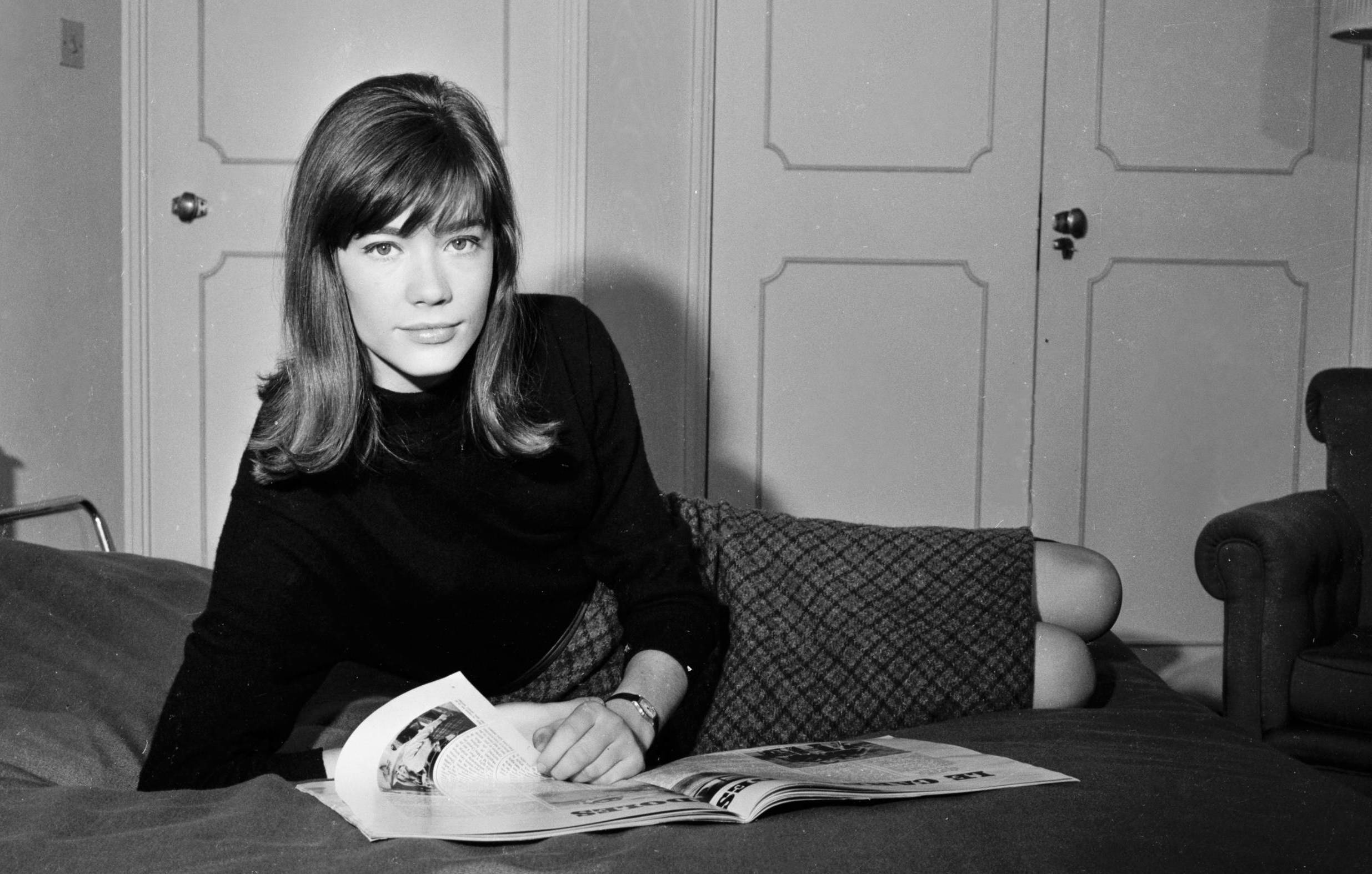 Françoise Hardy photographiée chez elle, à Paris, France le 2 mars 1964. (Photo by KEYSTONE-FRANCE/Gamma-Rapho via Gett...