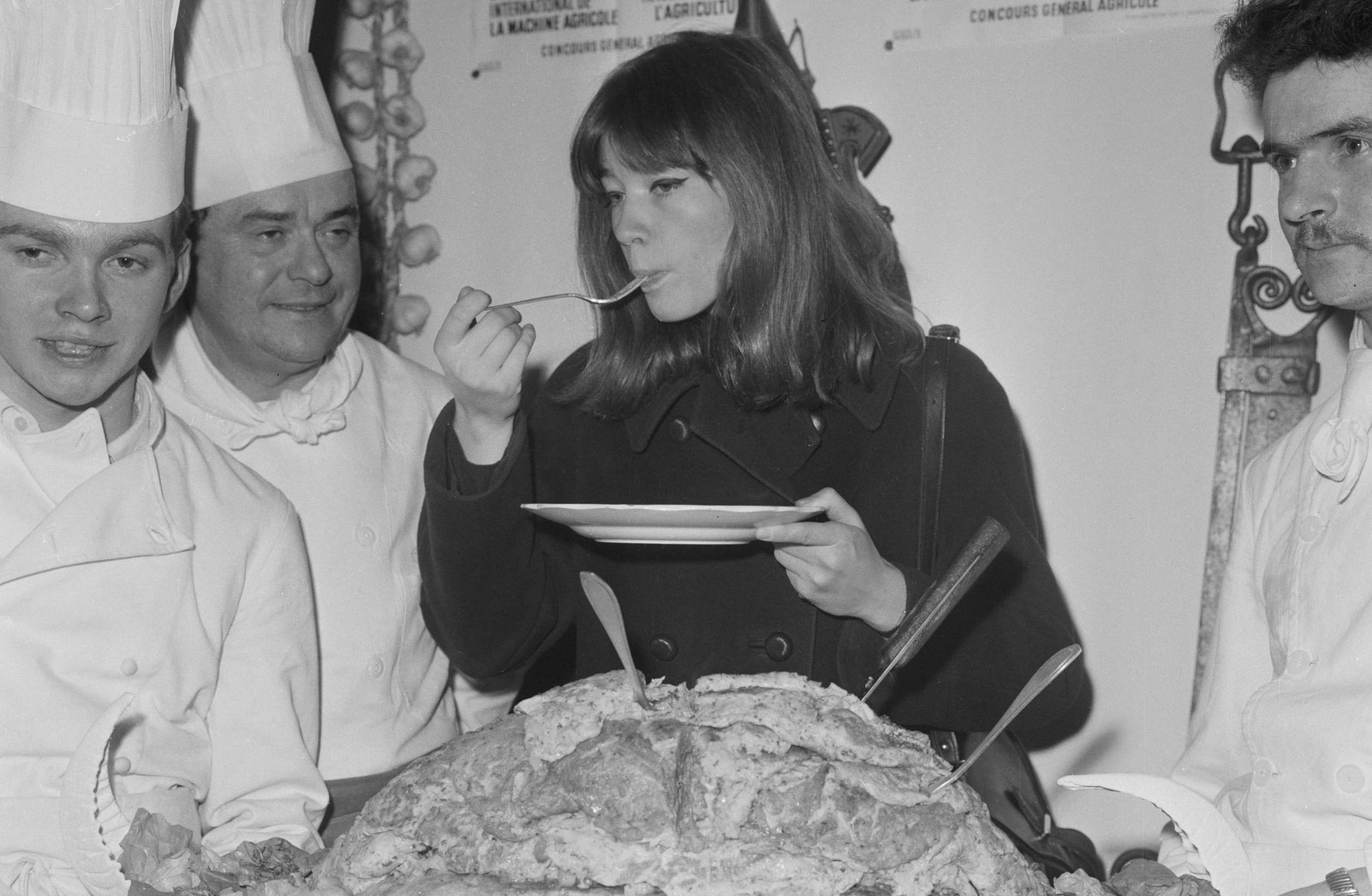 Françoise Hardy goûtant l'omelette géante, à Paris, France le 9 mars 1964. (Photo by KEYSTONE-FRANCE/Gamma-Rapho via G...