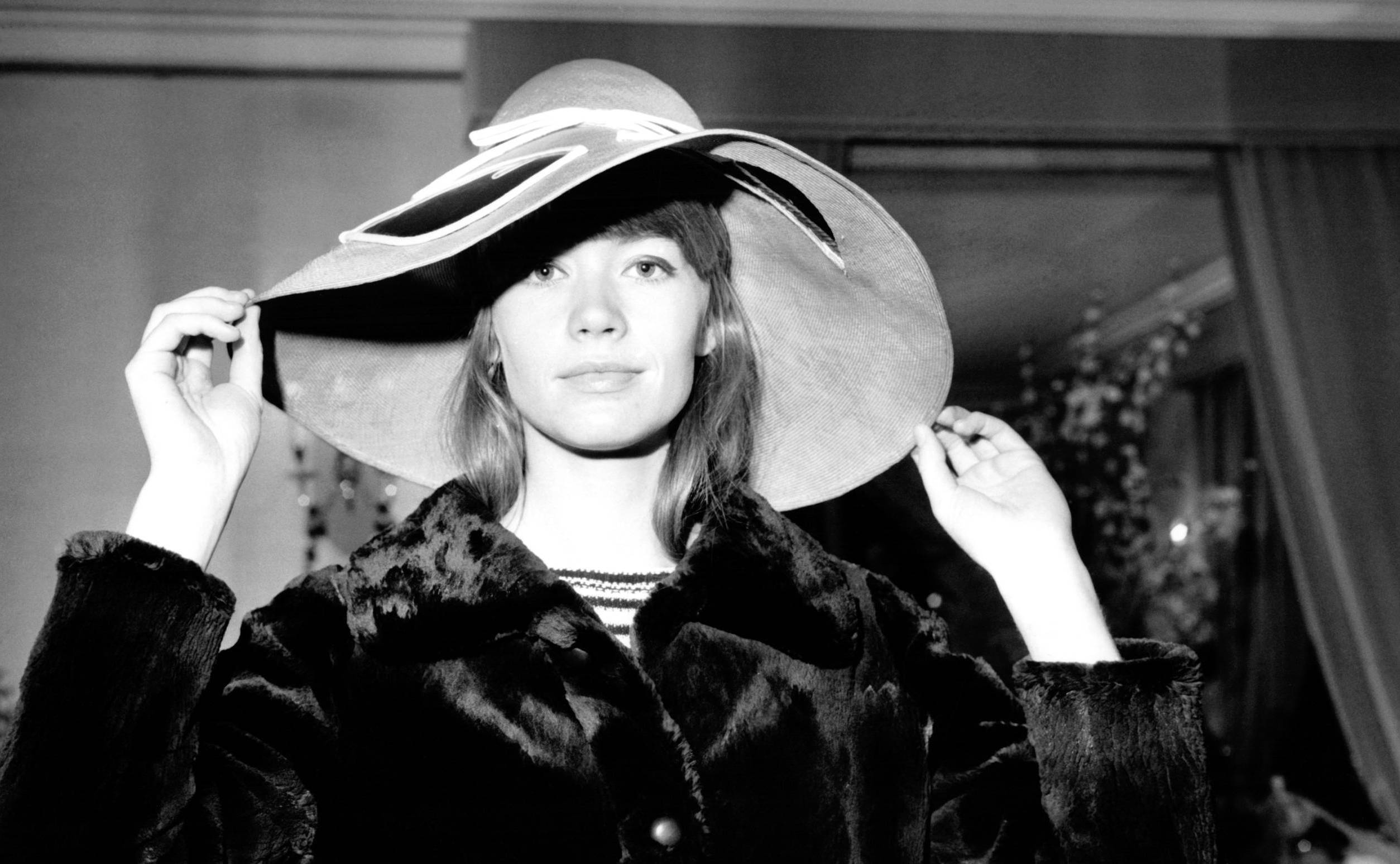 PARIS, FRANCE - 05 AVRIL: Françoise Hardy essayant une capeline chez Patou à Paris, France le 5 avril 1967.  (Photo by K...