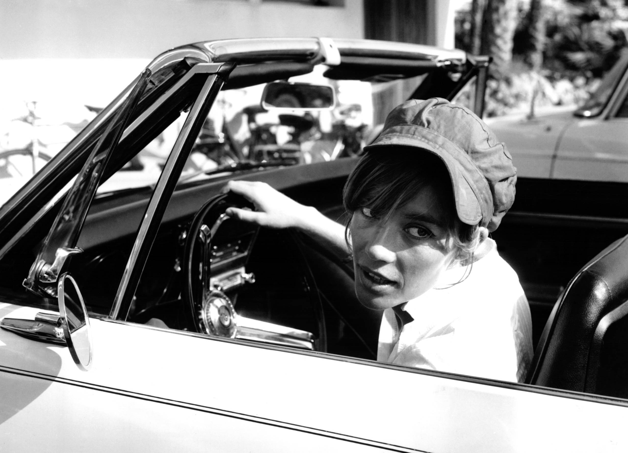 CANNES, FRANCE - 04 AOUT: Françoise Hardy au volant d'une décapotable à Cannes, France le 4 août 1967.  (Photo by Keys...