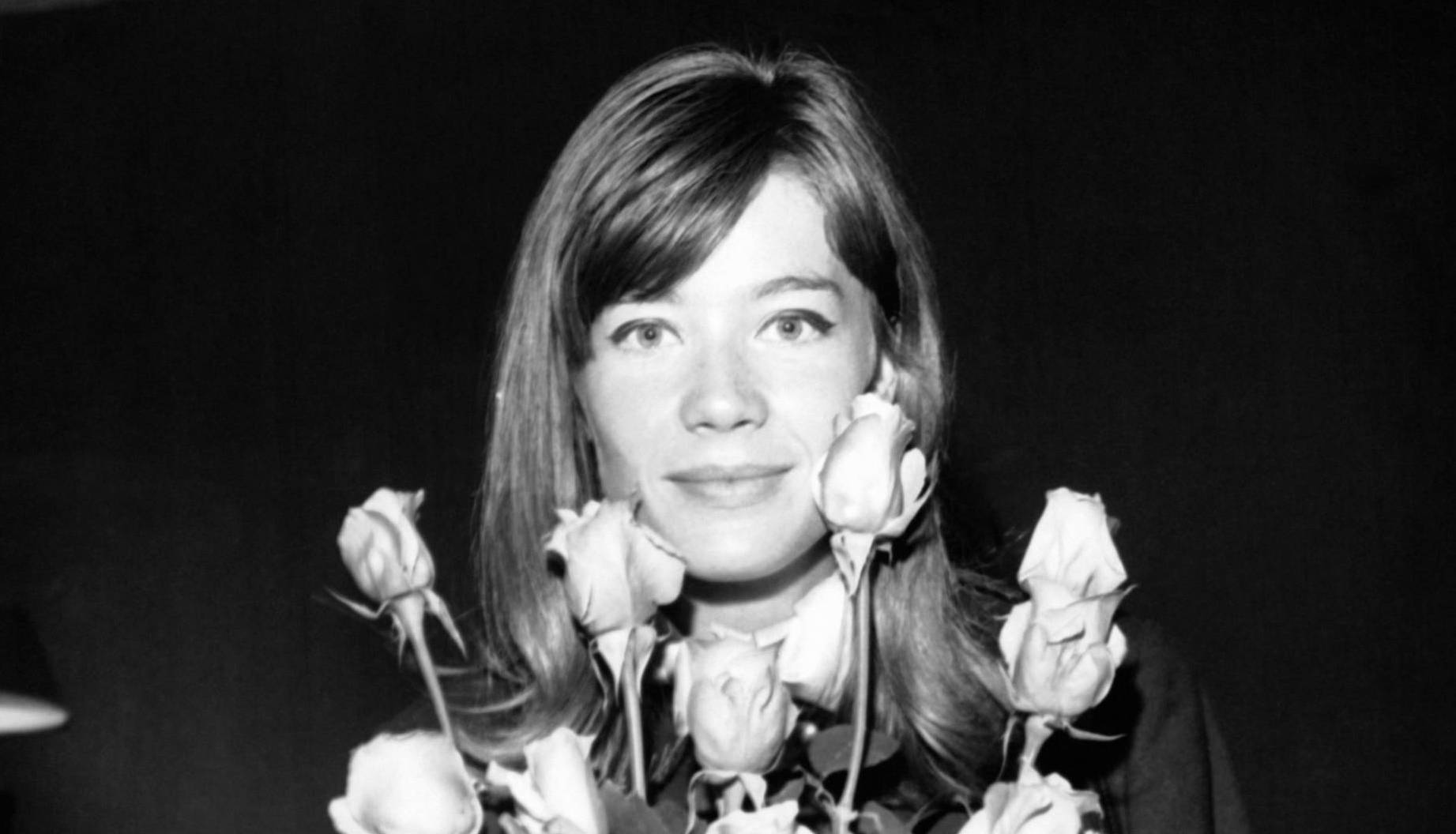 PARIS, FRANCE - 25 AVRIL: Françoise Hardy présente une corbeille de la nouvelle rose Carina dont elle est marraine, à P...