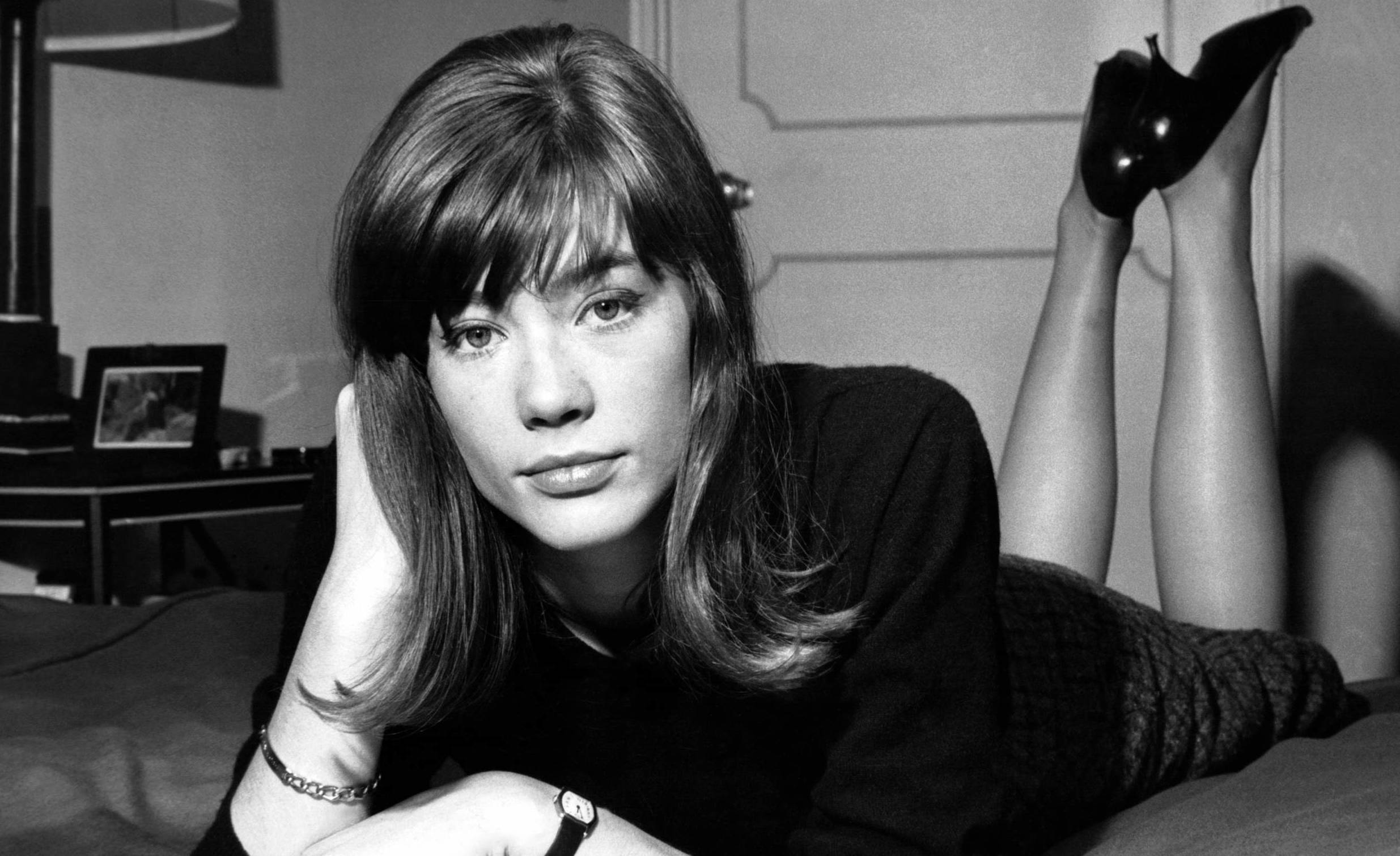 LONDRES, ROYAUME-UNI - 21 FEVRIER: Françoise Hardy se reposant dans la chambre de son hôtel à Londres, Royaume-Uni le 2...