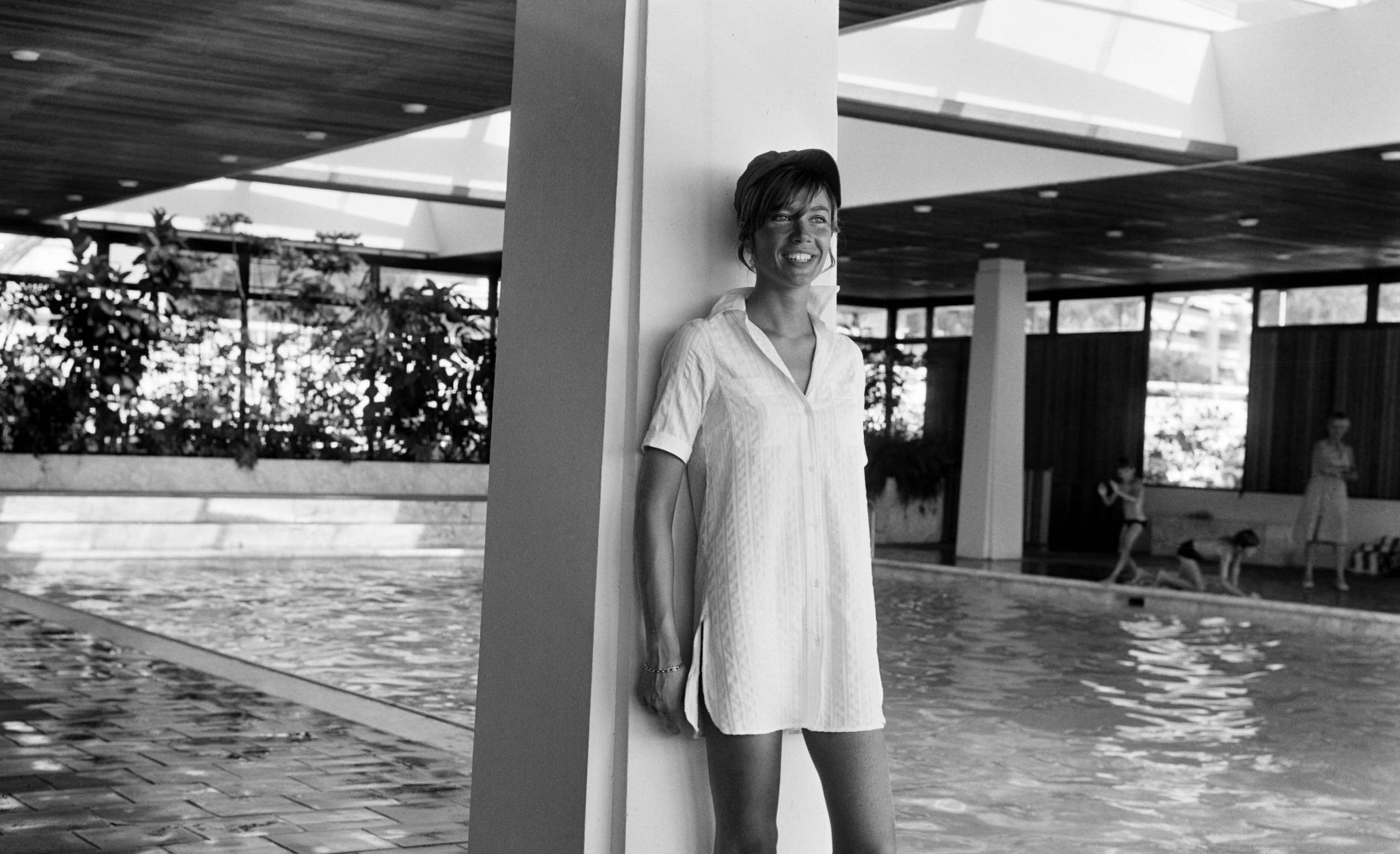 Françoise Hardy au bord d'une piscine à Cannes, France, le 4 août 1967.  (Photo by Keystone-FranceGamma-Rapho via Getty...
