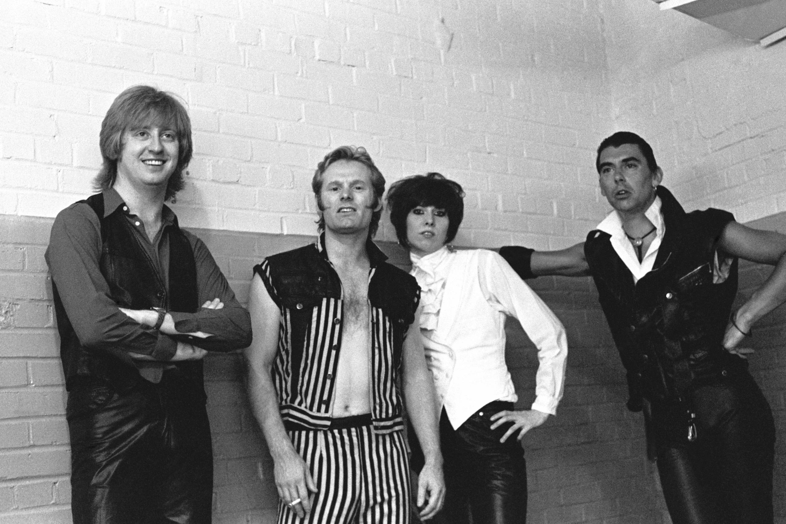 UNITED STATES - AUGUST 16:  NASHVILLE  Photo of Pete FARNDON and James HONEYMAN SCOTT and Chrissie HYNDE and PRETENDERS, L...