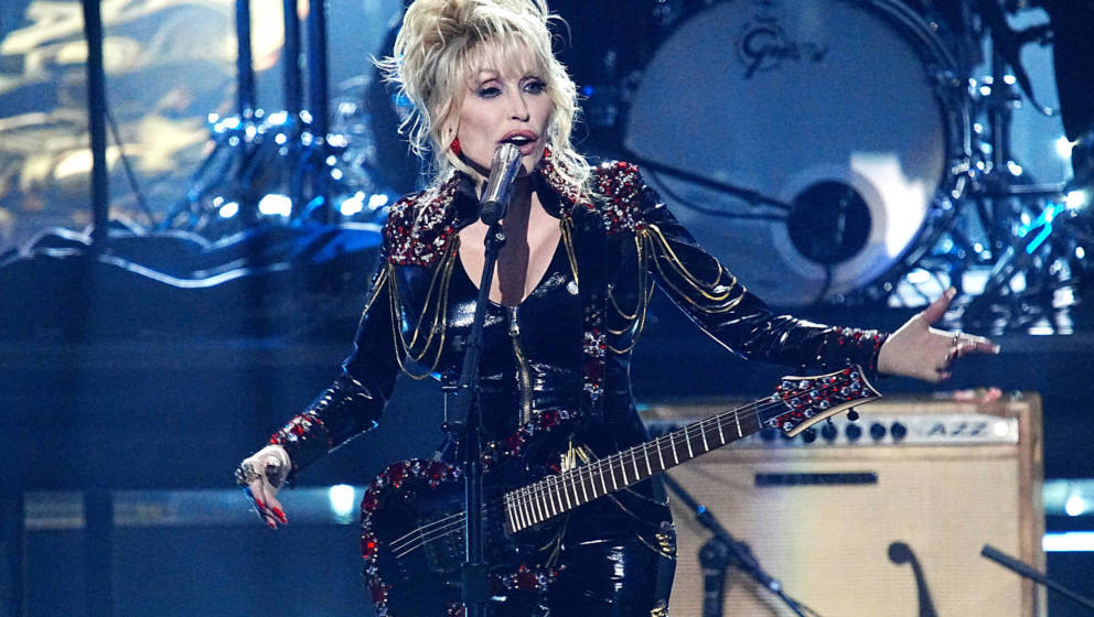 Dolly Parton performt bei ihrer Aufnahme in die Rock and Roll Hall Of Fame, November 2022