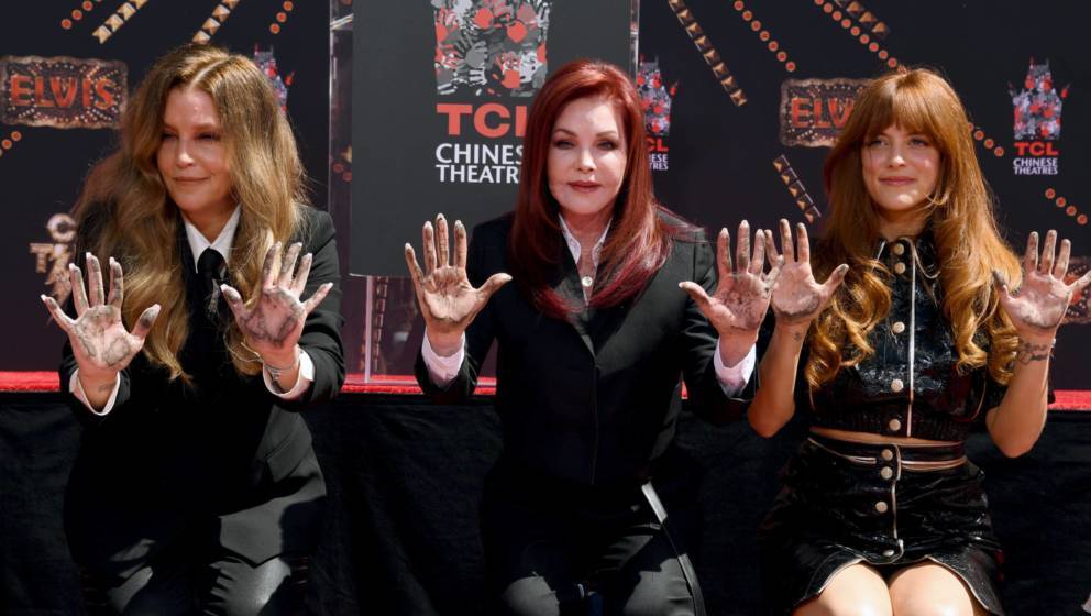 Lisa Marie Presley, Priscilla Presley und Riley Keough verewigen ihre Handabdrücke am Chinese Theatre in Hollywood.