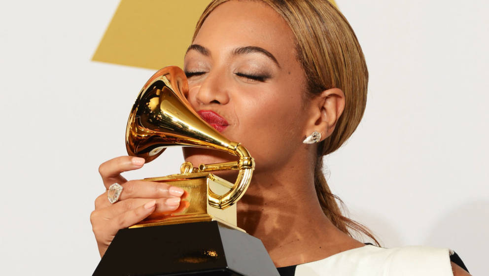 LOS ANGELES, CA - FEBRUARY 10:  Singer Beyonce, winner Best Traditional R&B Performance, poses in the press room at the 5
