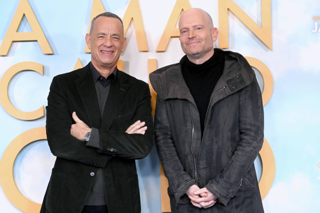 Schauspieler Tom Hanks steht neben Filmregisseur Marc Forster. Die beiden Männer haben am Film „Ein Mann namens Otto“ mitgearbeitet. Sie posieren für Pressefotos.
