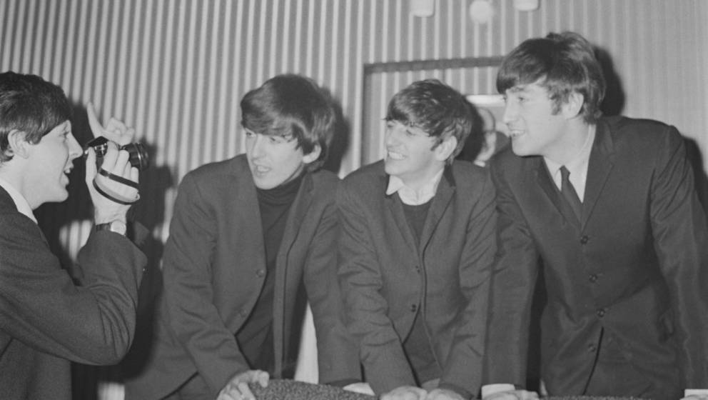 Paul McCartney fotografiert die anderen drei Beatles.