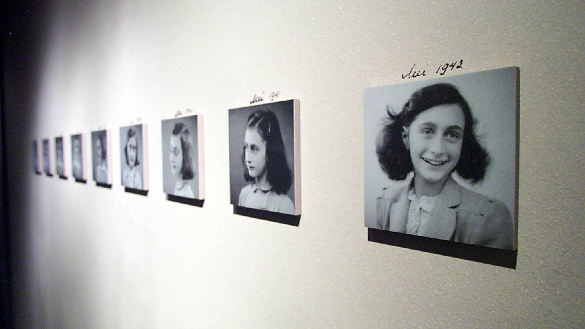 mehrere Fotos von Anne Frank wurden für eine Ausstellung aufgehängt