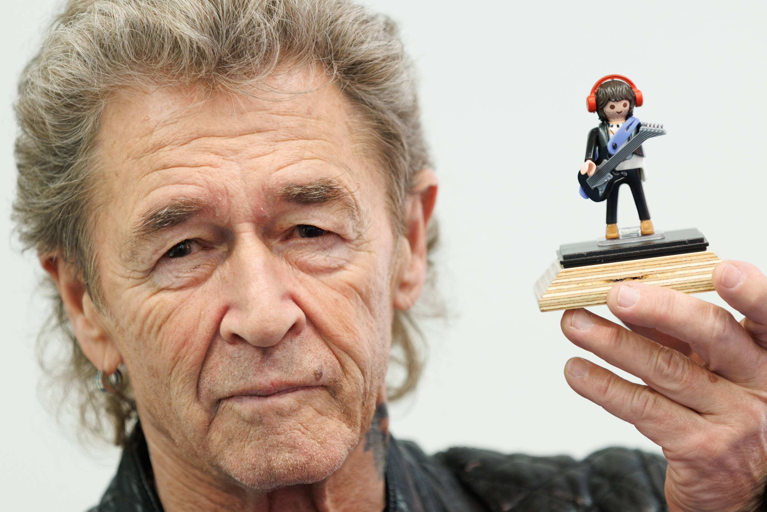 Musiker Peter Maffay zeigt die Playmobilfigur, die ihm nachempfunden wurde.