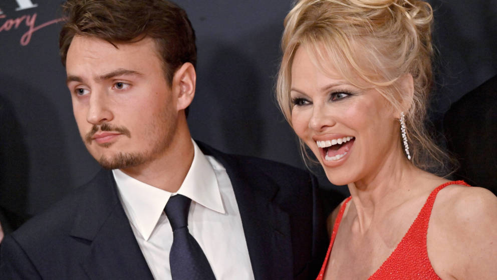 Ihr Sohn Brandon Thomas Lee und Pamela Anderson bei der Premiere von „Pamela, a love story“ am 30. Januar 2023 in Hollywo