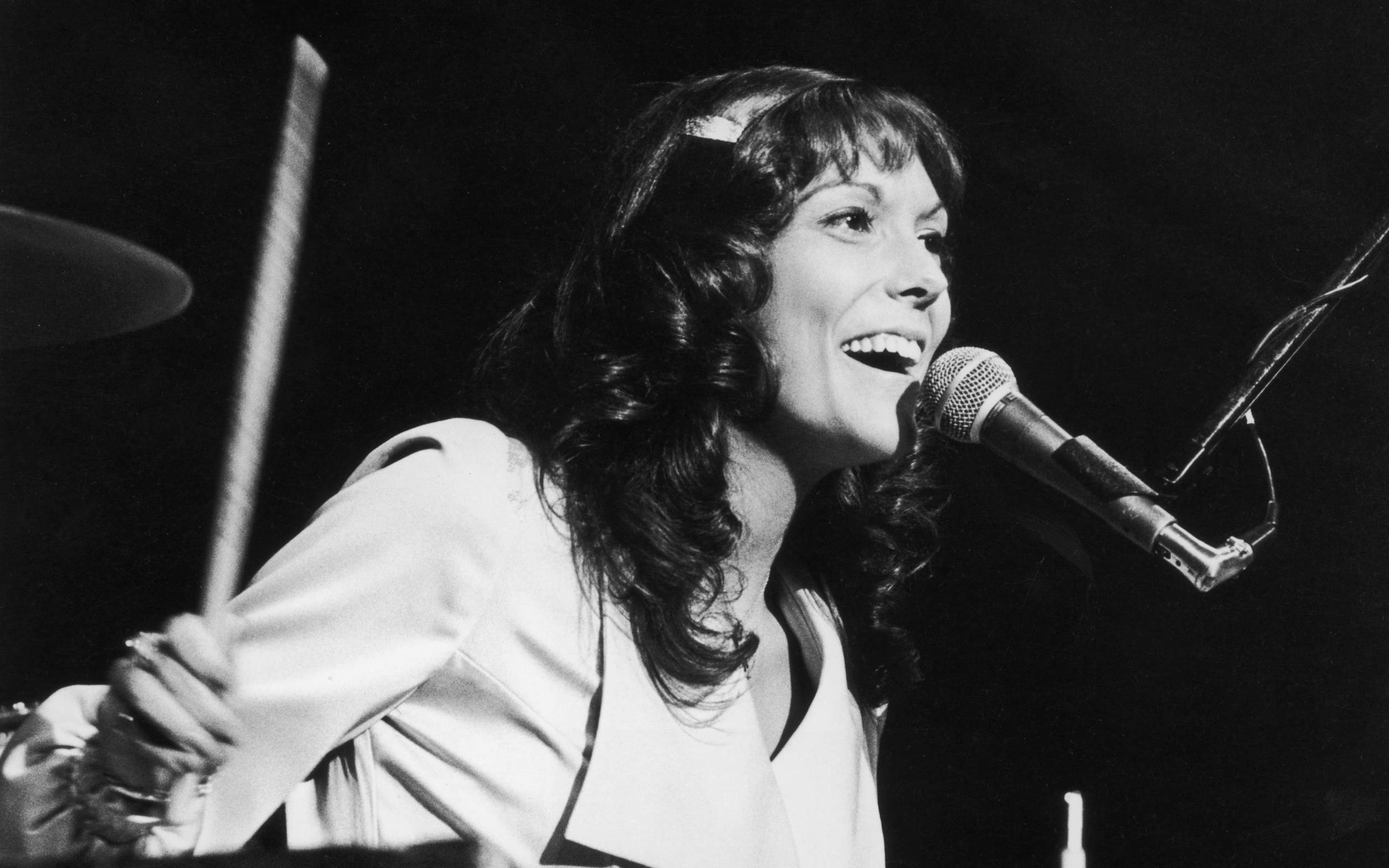 circa 1975:  American singer and musician Karen Carpenter (1950 - 1983) of the soft rock duo The Carpenters, plays the dru...