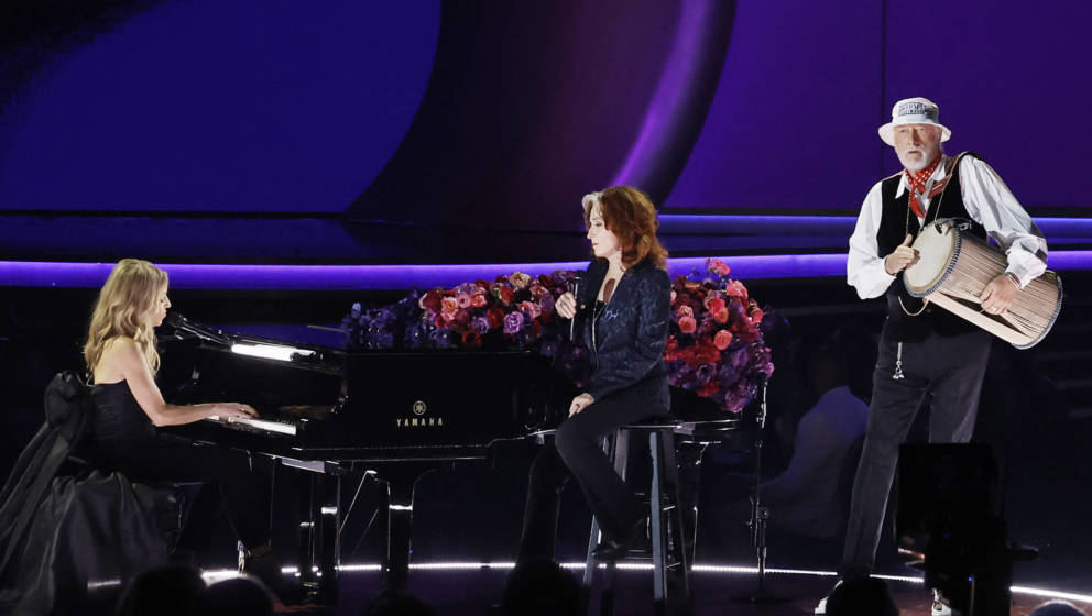 Sheryl Crow, Bonnie Raitt, und Mick Fleetwood performen bei den 65. Grammy-Verleihung „Songbird“.