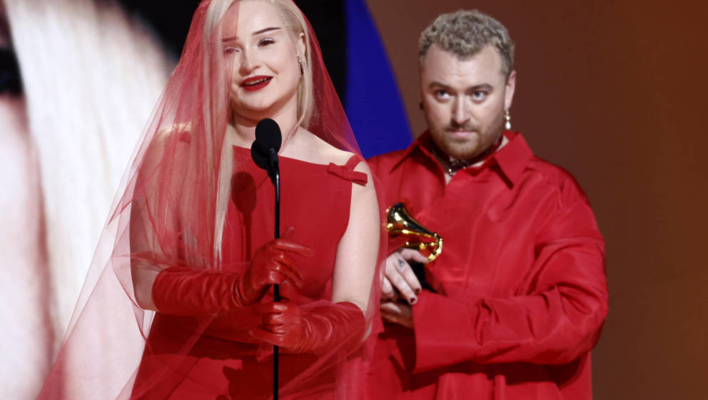 Kim Petras und Sam Smith nehmen bei der 65. Grammy-Verleihung ihre Auszeichnung entgegen.