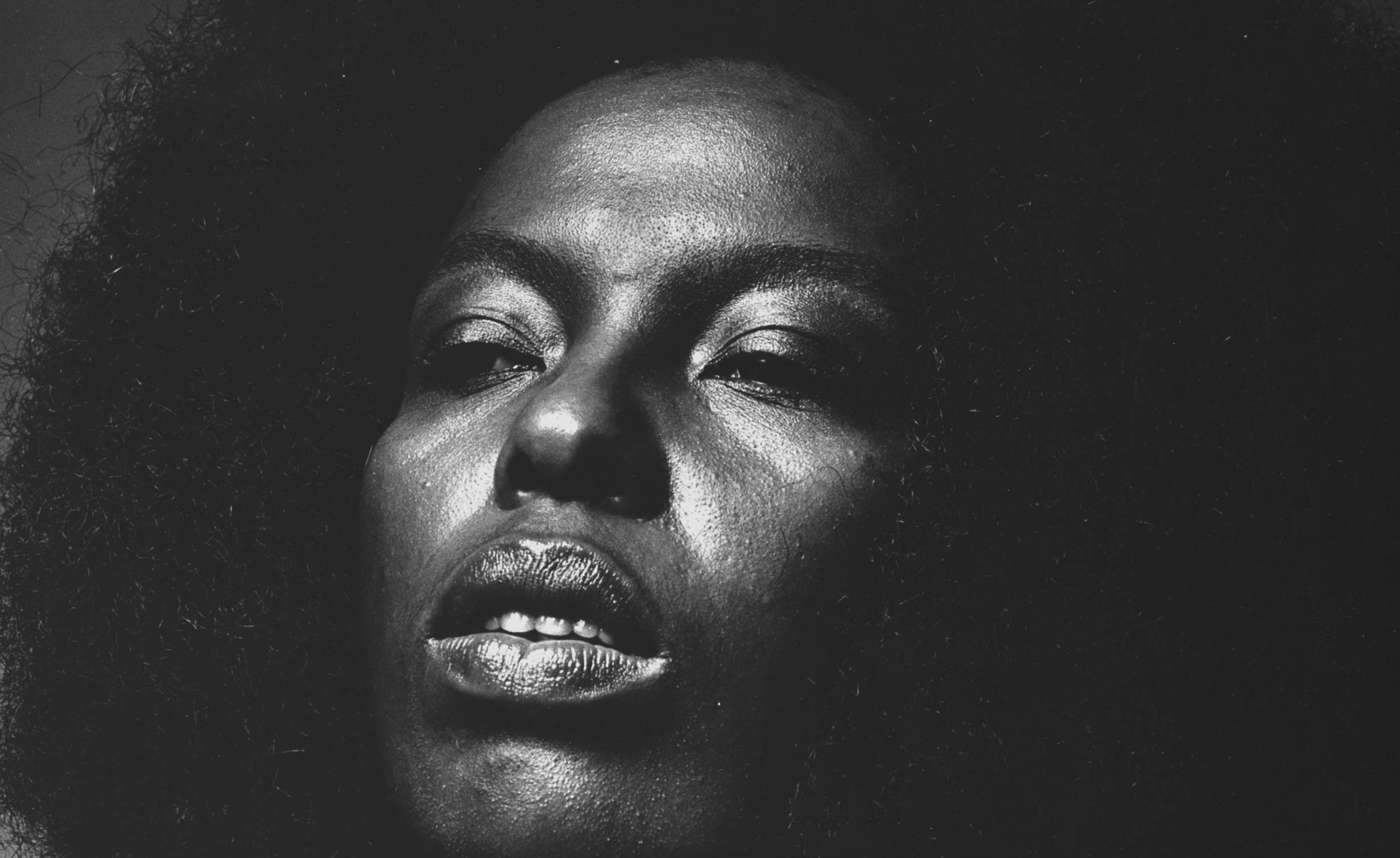 Close-up of American musician and singer Roberta Flack, New York, New York, 1971. (Photo by Anthony Barboza/Getty Images)