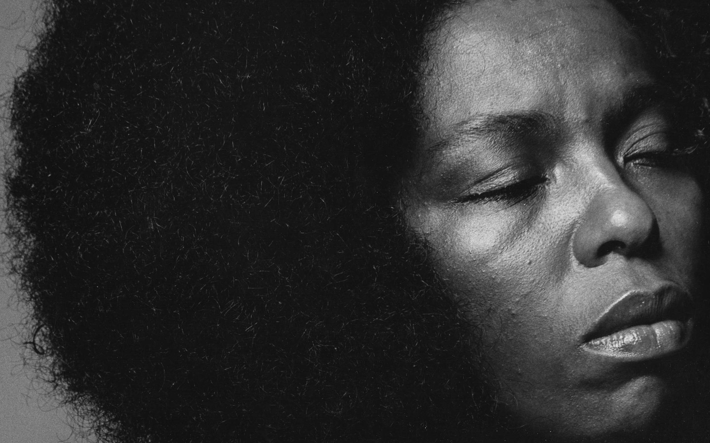 Close-up of American musician and singer Roberta Flack, New York, New York, 1971. (Photo by Anthony Barboza/Getty Images)