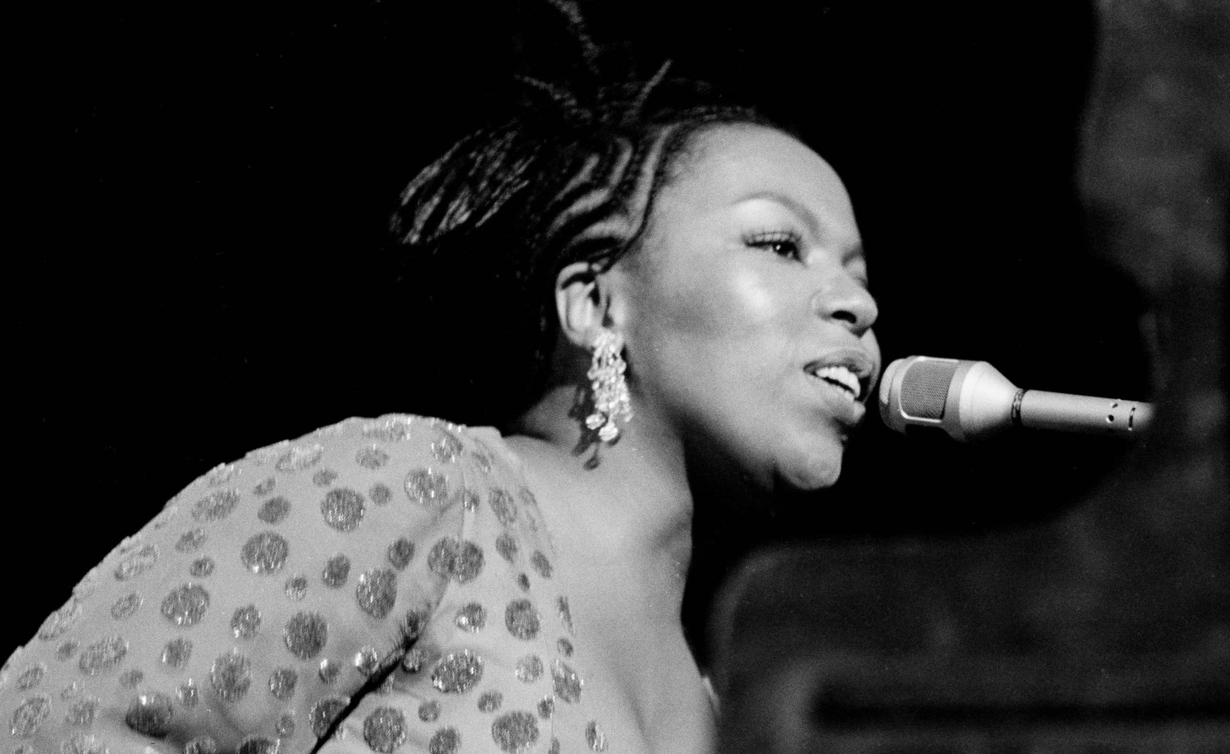 American singer-songwriter Roberta Flack performs on stage at Ronnie Scott's, London, 1972. (Photo by Michael Putland/Gett...