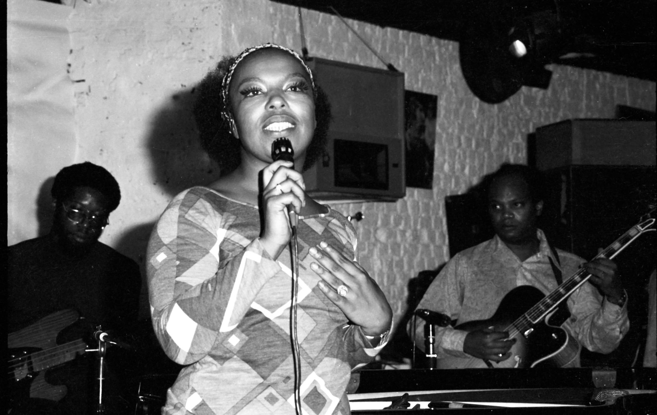 Roberta Flack,  Ronnie Scott's , Soho, London, 1972. Artist: Brian O'Connor. (Photo by Jazz Services/Heritage Images/Getty...