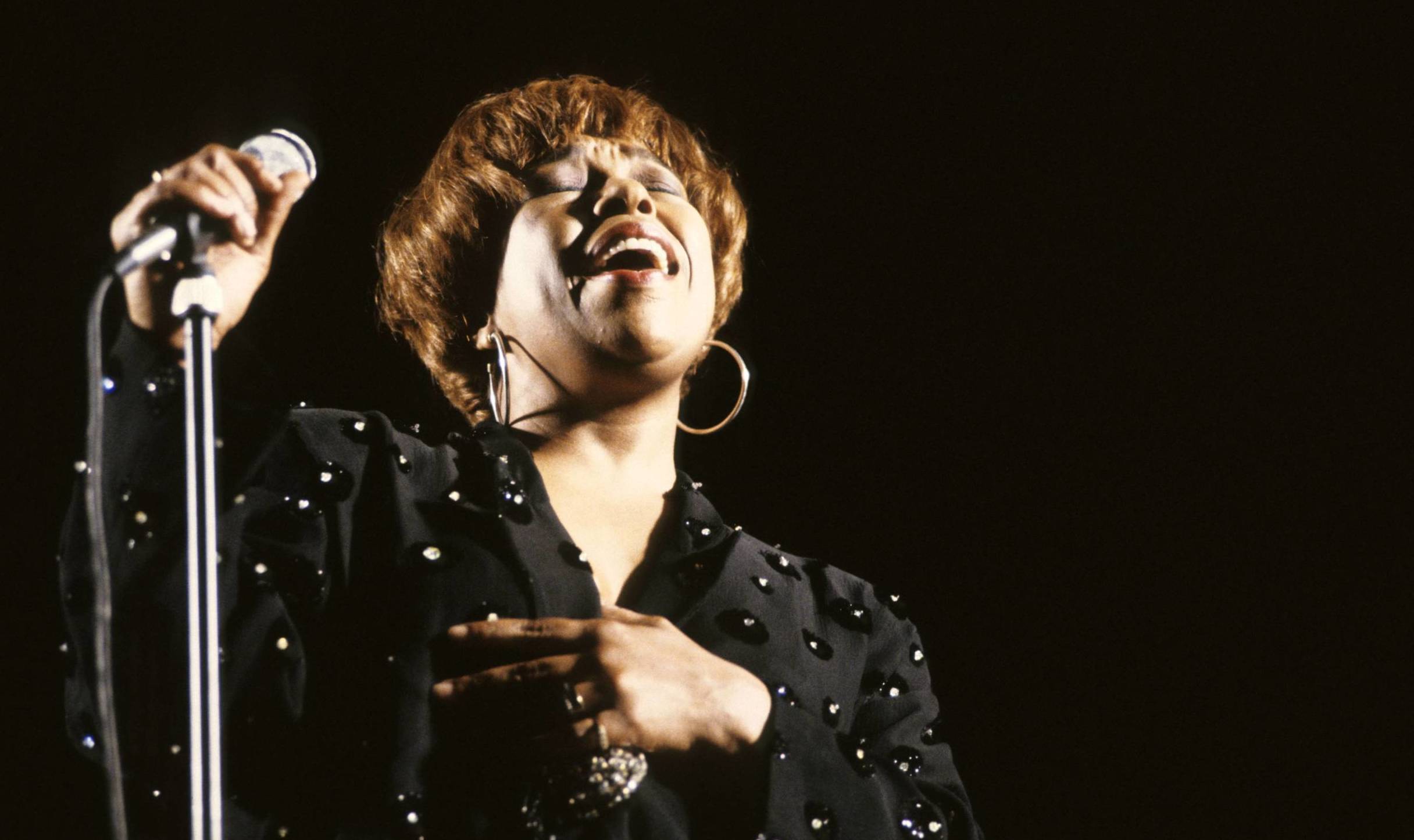 American singer and pianist Roberta Flack performs on stage circa 1980. (Photo by David Redfern/Redferns)